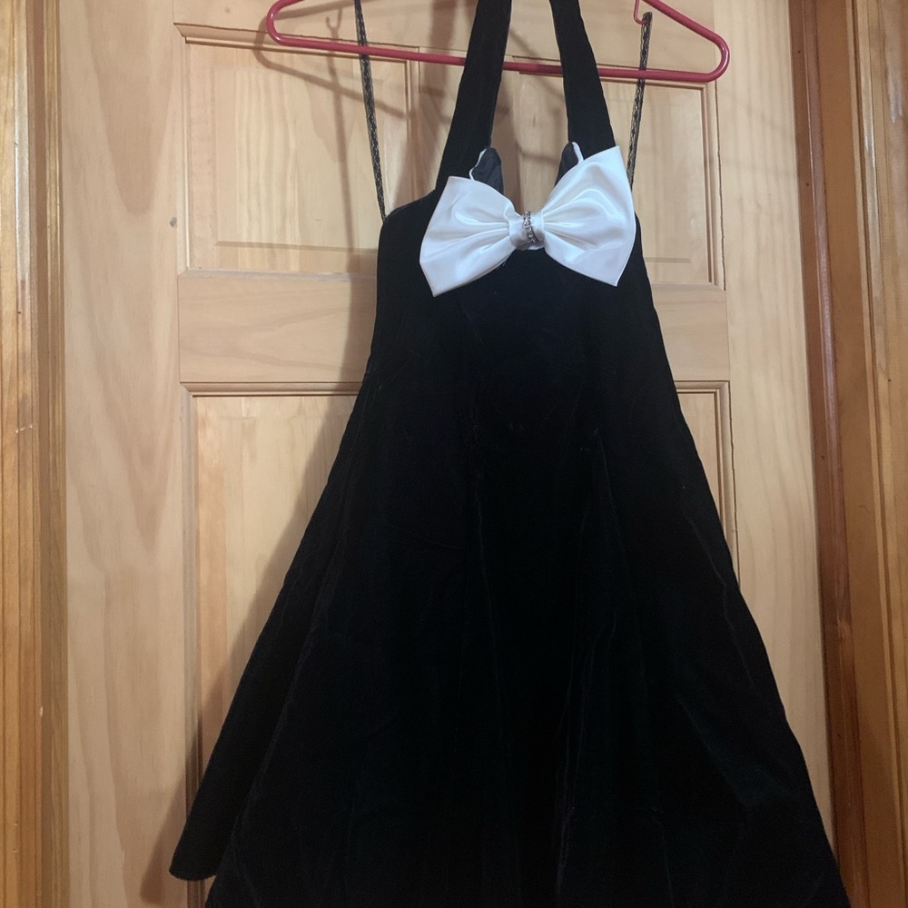 LIKE NEW Steppin' Out Velvet Black Dress size 7 with White Bow
